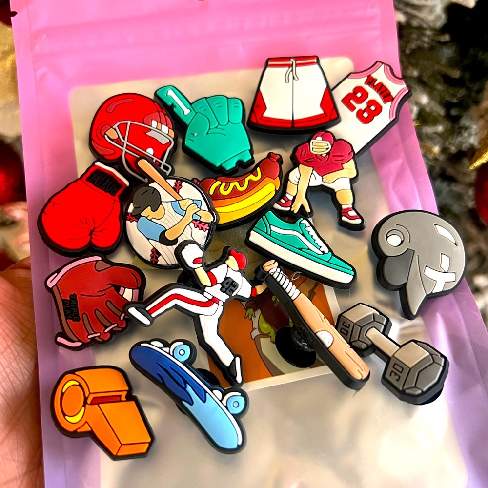 Brandnew 16pcs Crocs/clogs kids adult charms